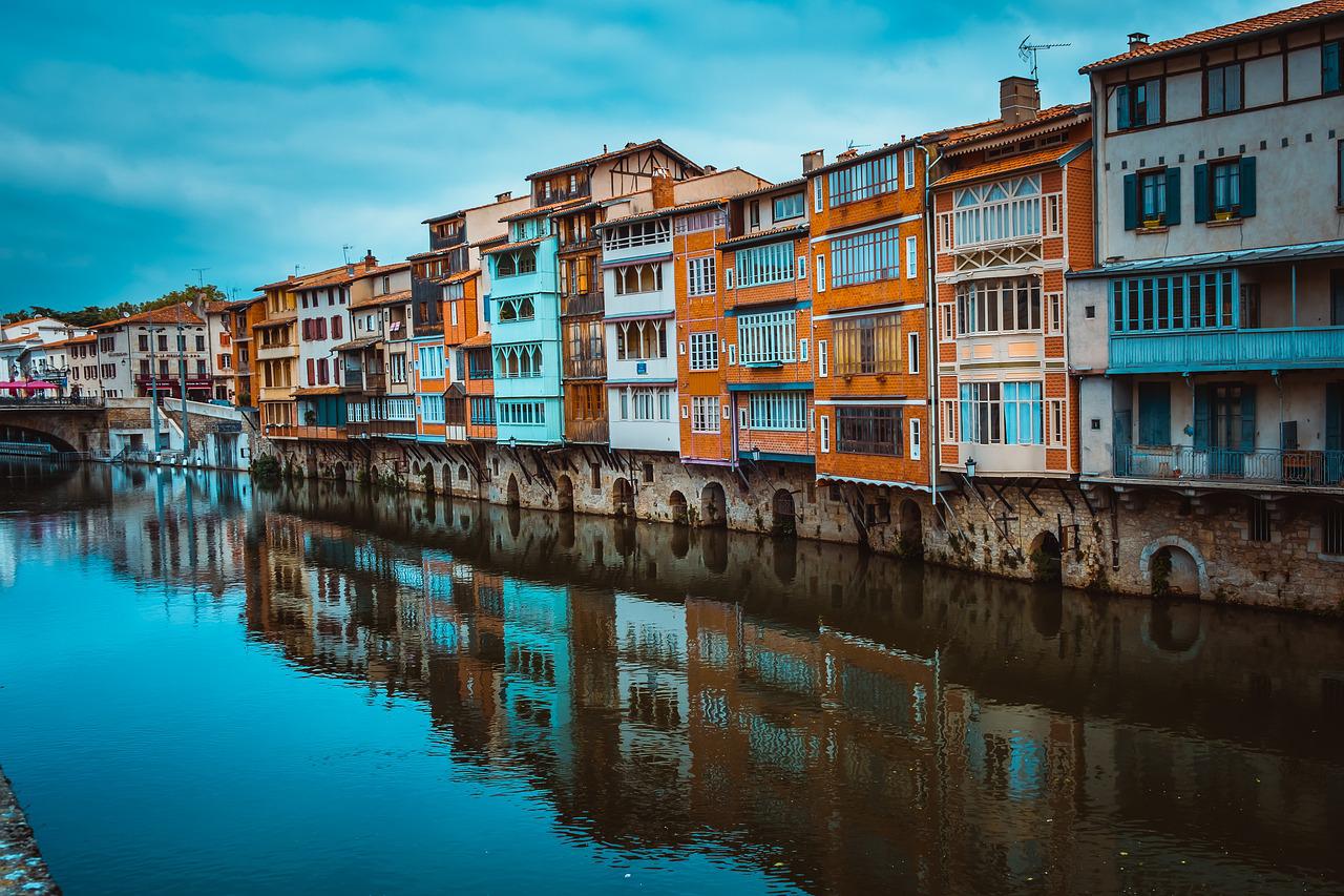 maisons colorees sur riviere agout a castres