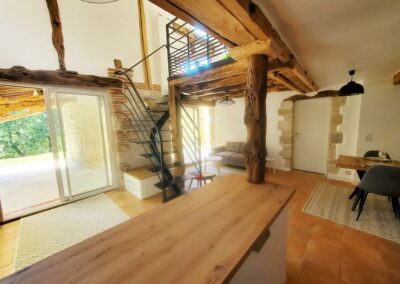 intererieur rénové, poutre bois et escalier acier