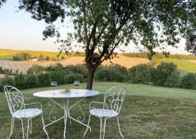 table de jardin devant un coucher de soleil devant les champs